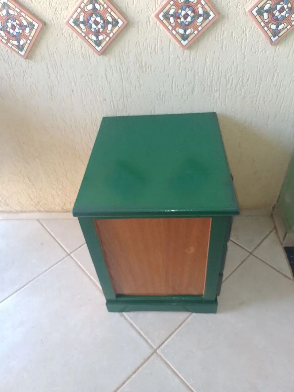 Criado mudo  de madeira verde com palha 
