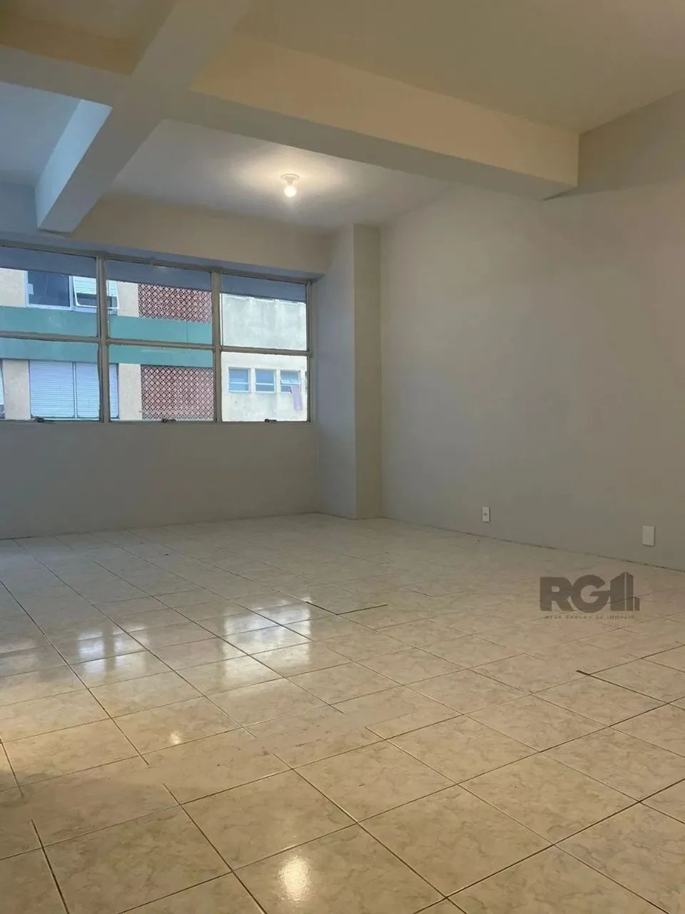 Vende jk reformado, banheiro, cozinha e piso novos. 38m² privativos, prédio com portaria.