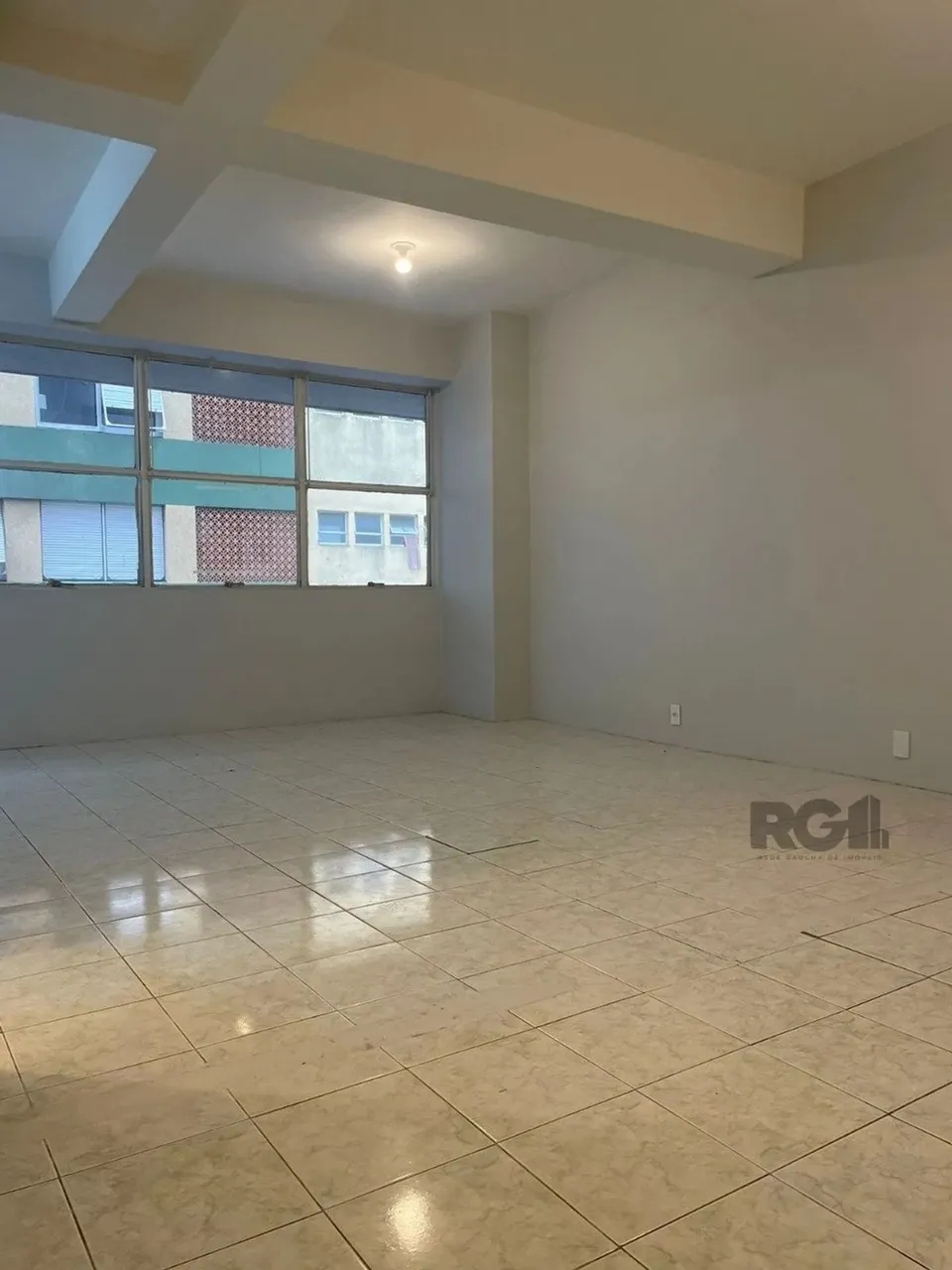 Vende jk reformado, banheiro, cozinha e piso novos. 38m² privativos, prédio com portaria.