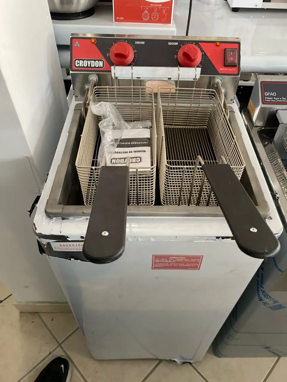 NZ. Fritadeira elétrica 15 litros zona fria 8.000w CROYDON