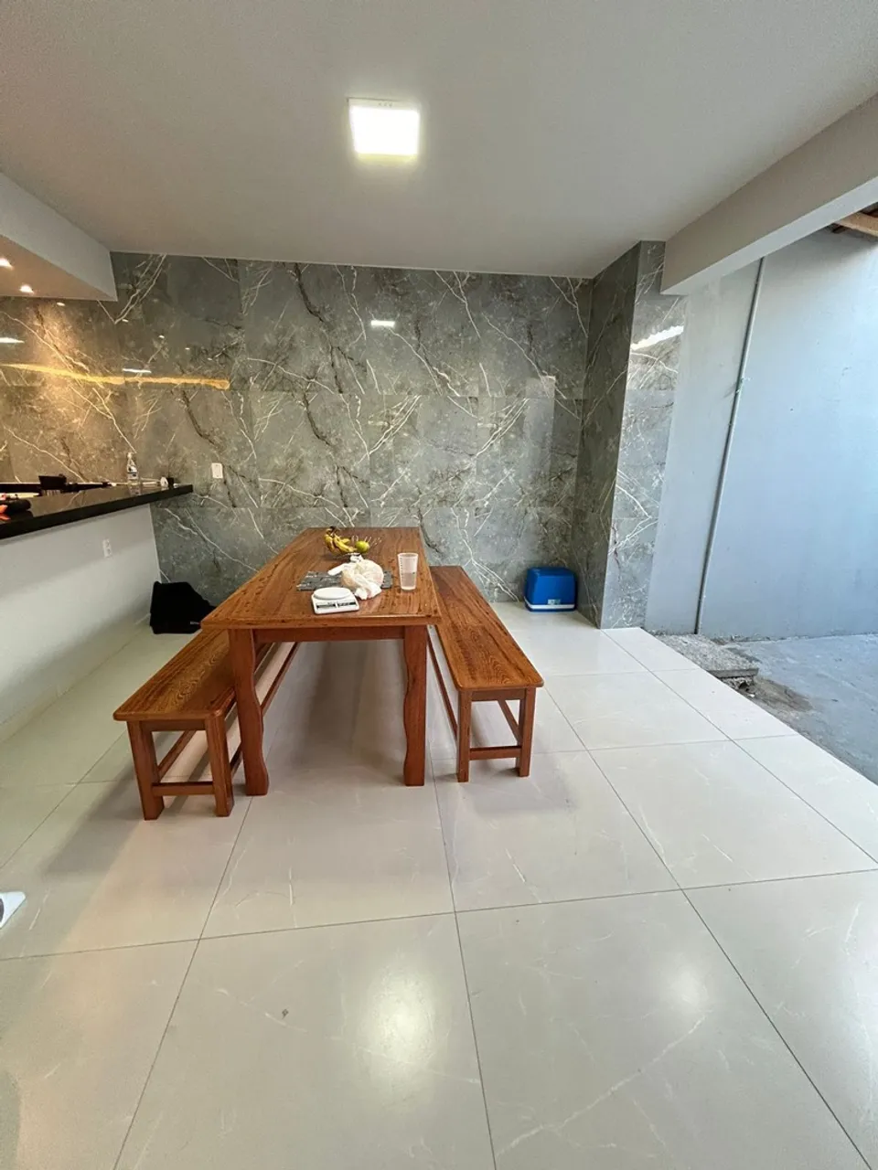 Vende-se Mesa rústica de madeira acompanha bancos.