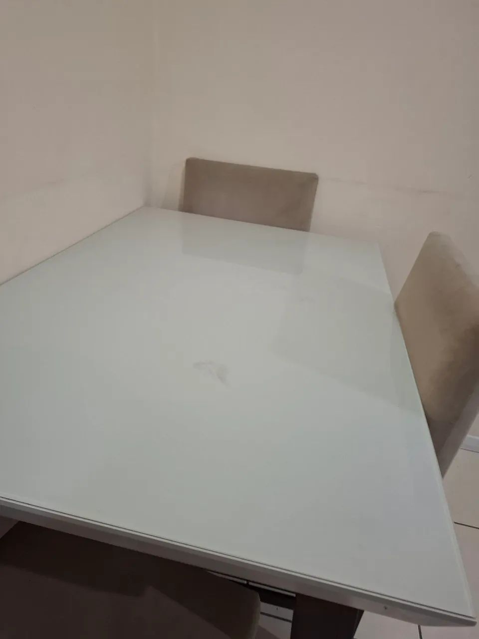 Mesa de jantar em madeira com tampo de vidro - Foto 2