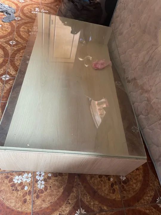 Mesa de centro em madeira com tampo de vidro - Foto 5