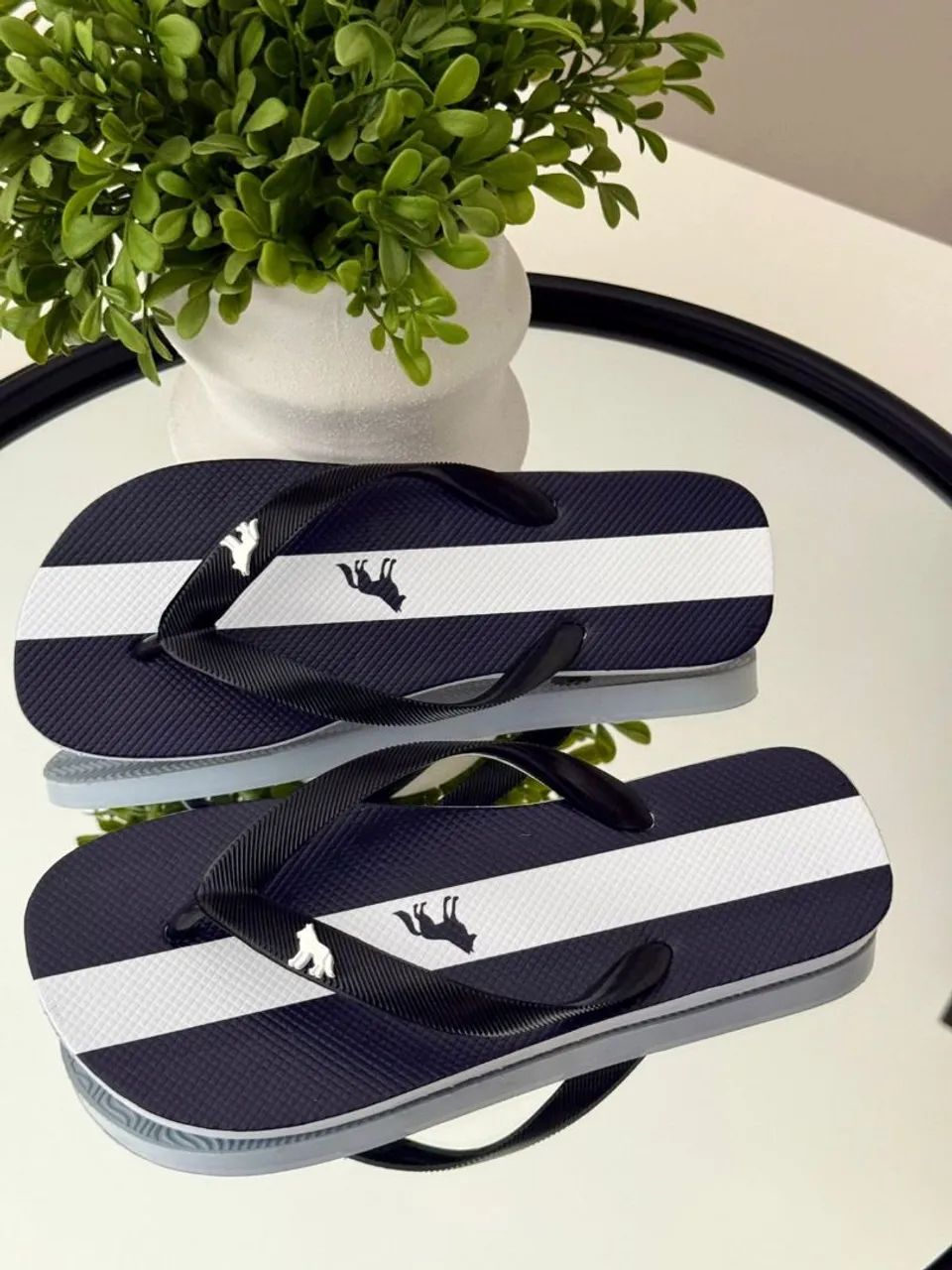 Chinelo Azul com Design Geométrico e Logotipo - Foto 3