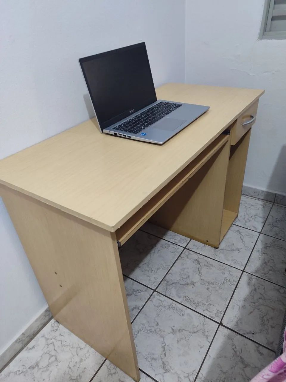 Escrivaninha com gaveta