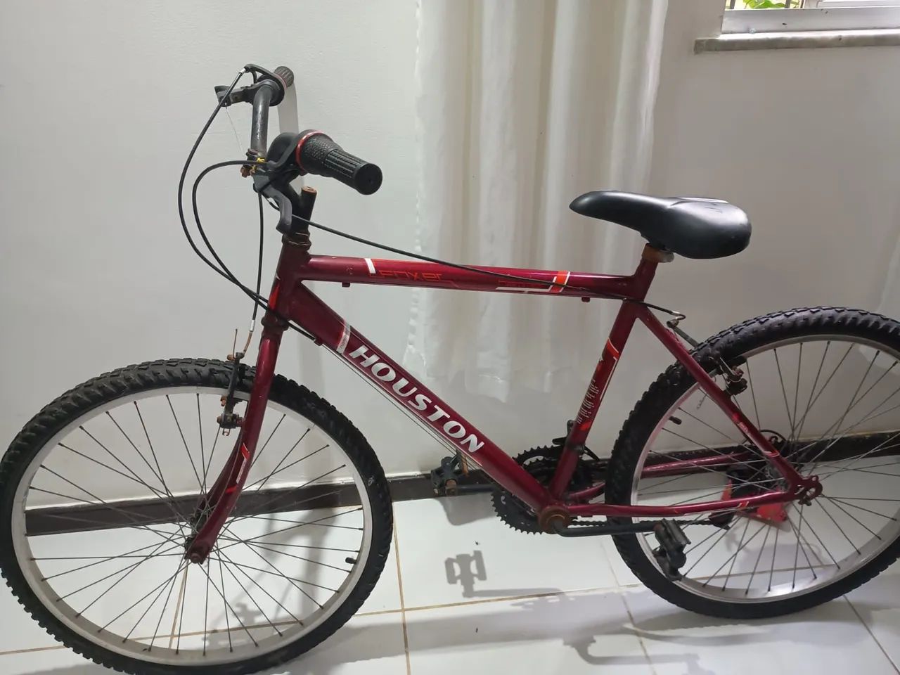 Bicicletta HOUSTN usada, conservadaaa  Baixou.  350