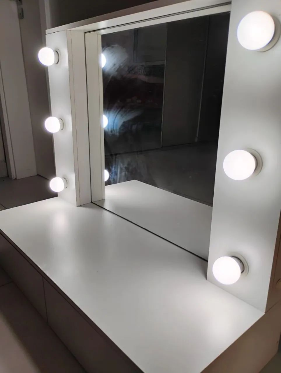 Penteadeira aérea com iluminação e espelho