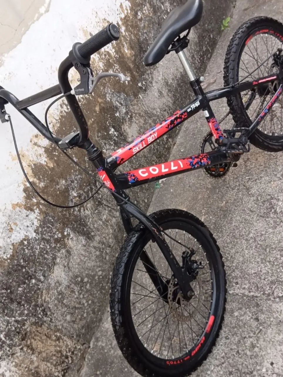 Bicicleta aro 20, 1 ano de uso o pneu da frente está um pouco empenado, freio a disco  - Foto 3