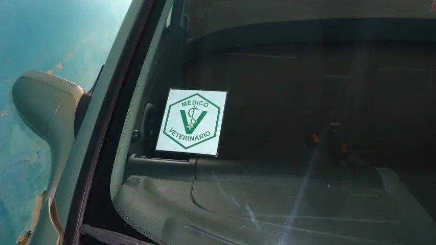 Adesivo Médico Veterinário para colocar internamente no vidro do Carro  - Foto 3