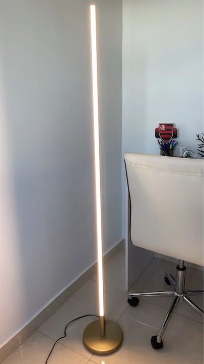 Luminária de chão moderna em dourado - Foto 2