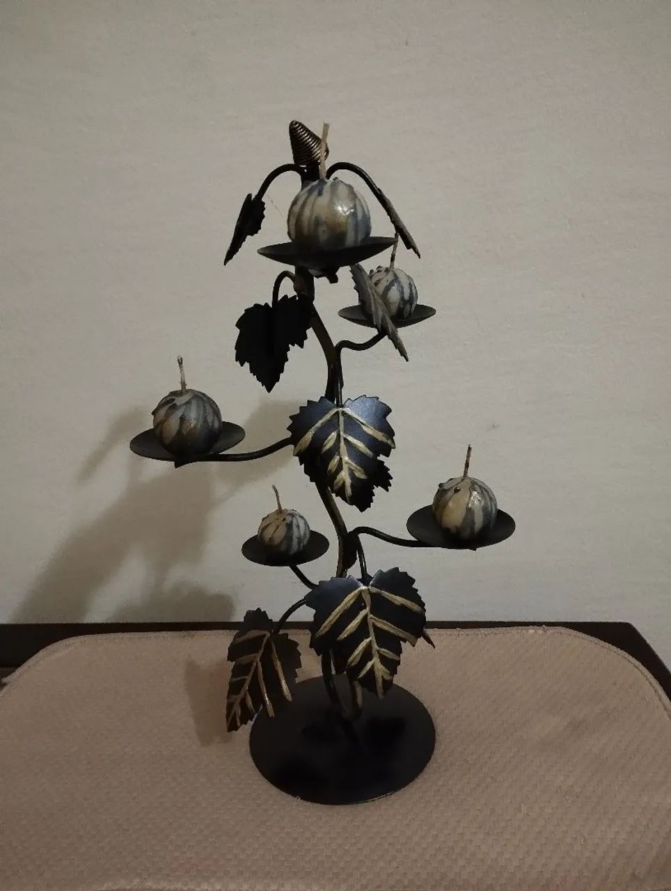 Castiçal de ferro em forma de árvore com cinco velas