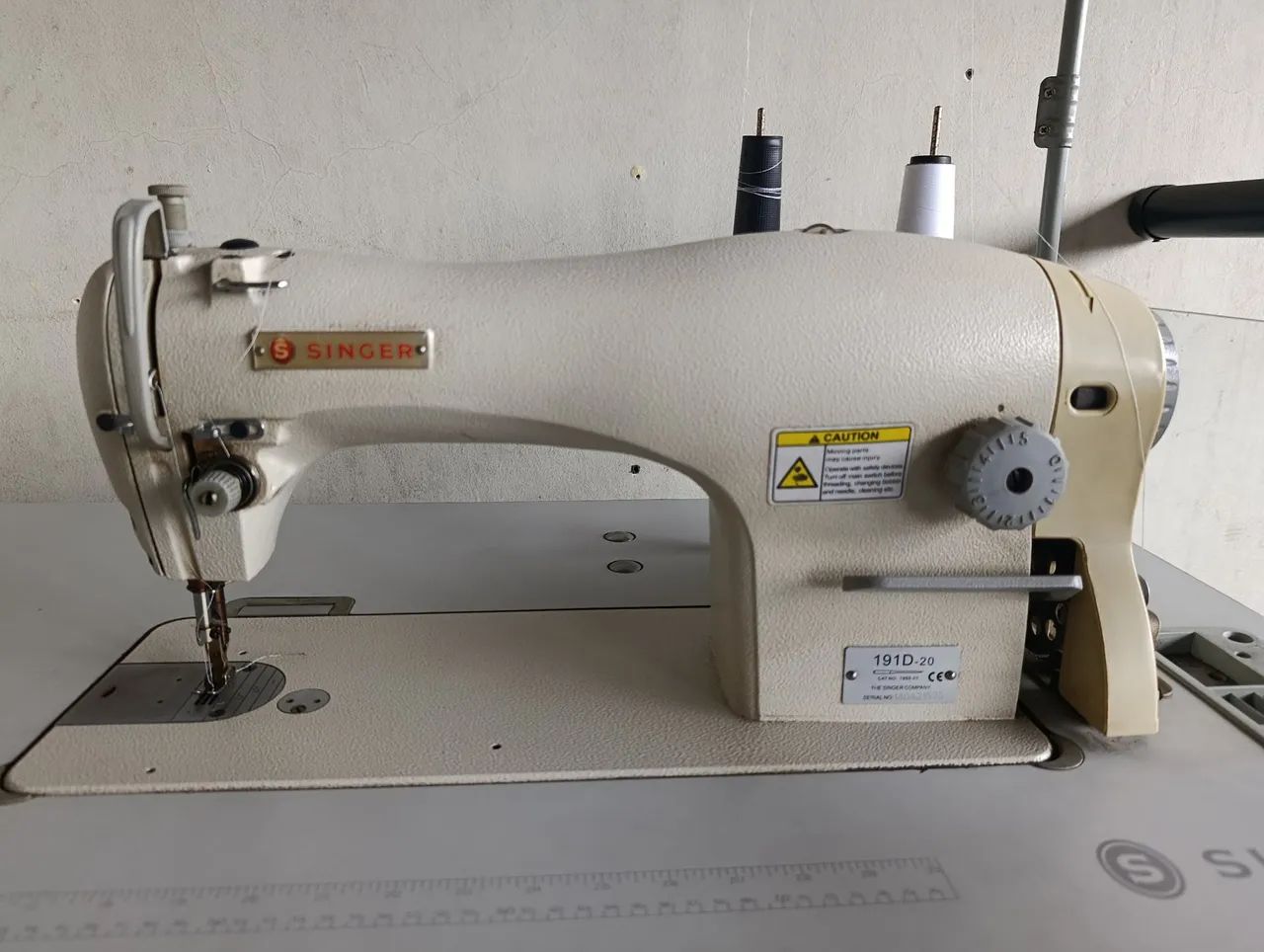 Máquina de costura Singer industrial vai com a mesa - Equipamentos