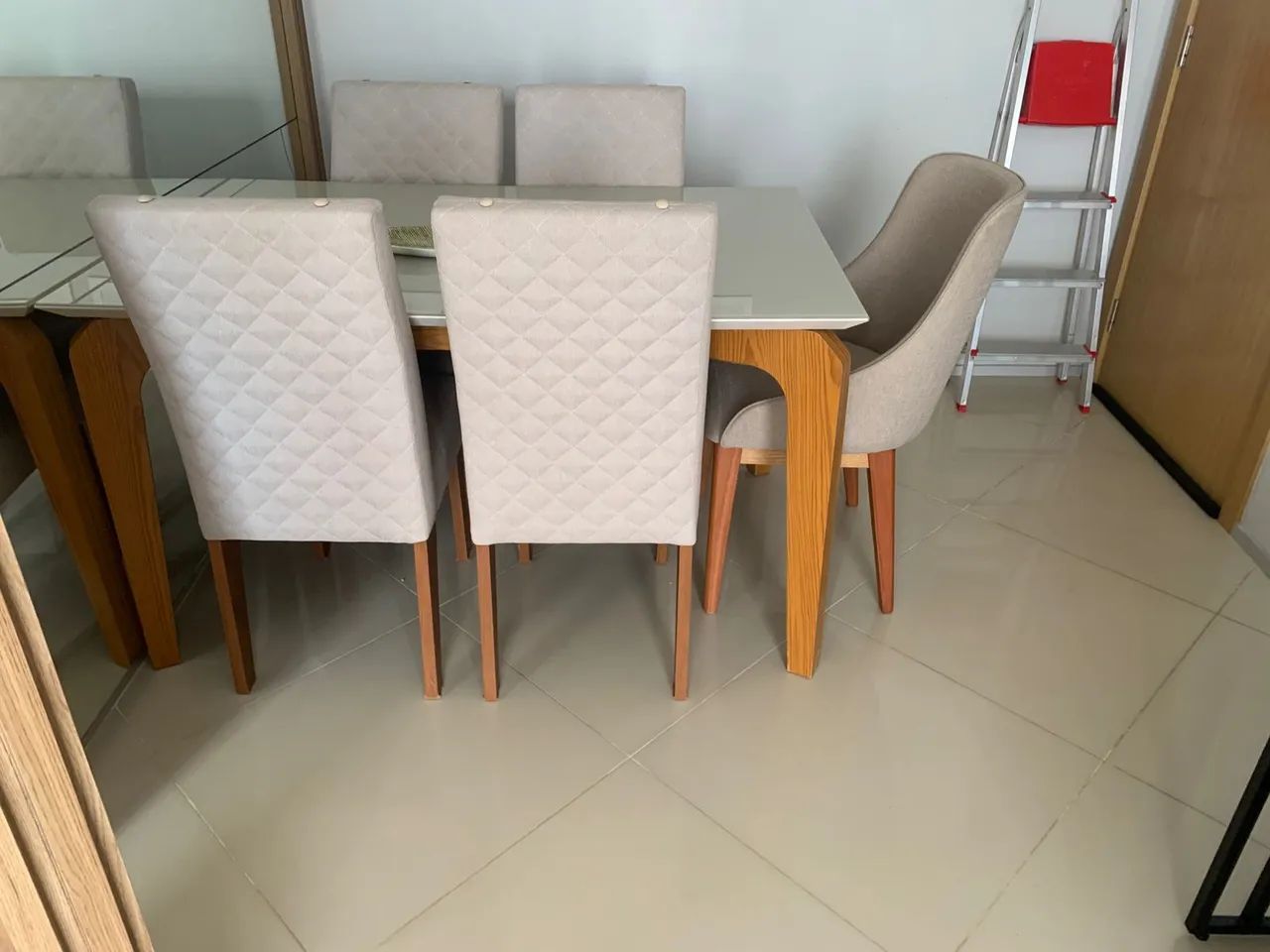 Mesa tampo de vidro com 5 cadeiras em linho - Foto 2