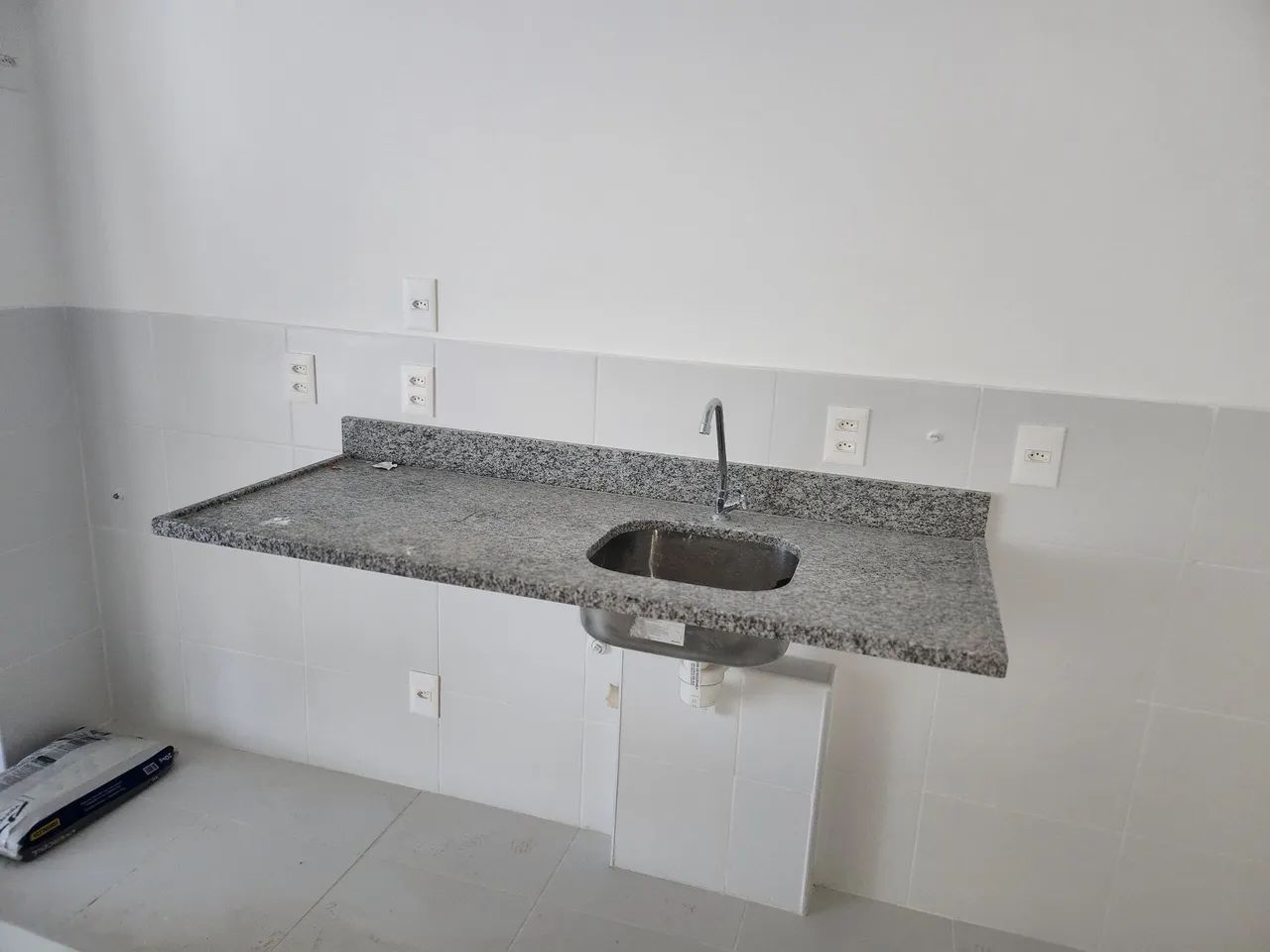 Kit completo: pia de granito, tanque, pias de banheiro e vasos sanitários 