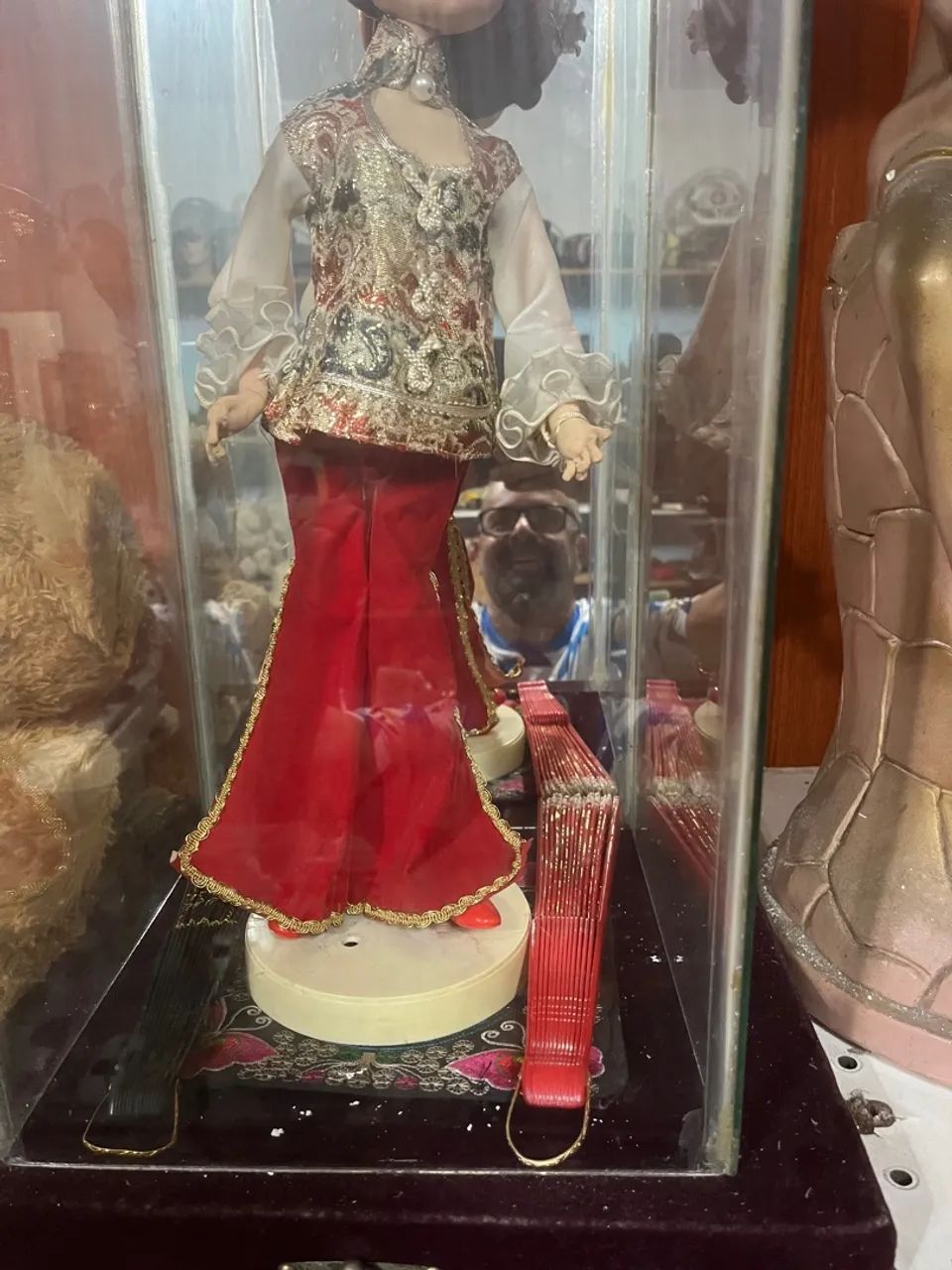 Boneca antiga em vitrine de vidro rara  - Foto 5