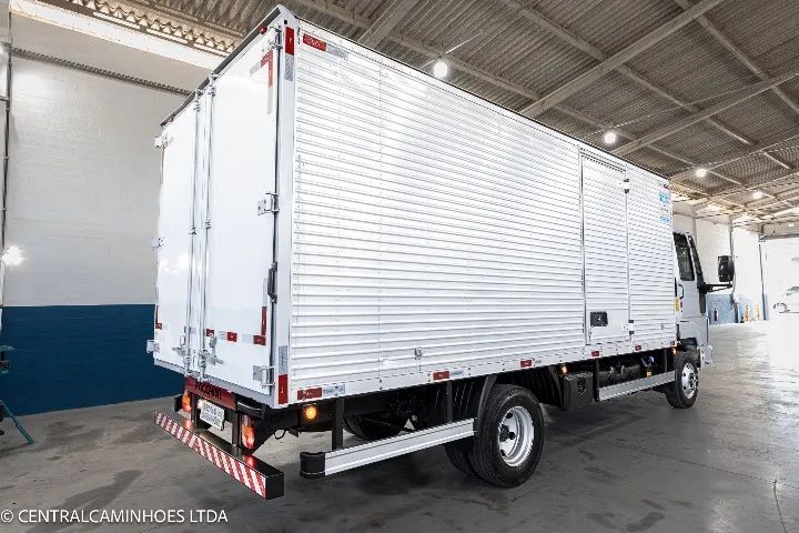 Ford Cargo 816 S ano 2013 com Bau Facchini de 5.40m - Foto 3