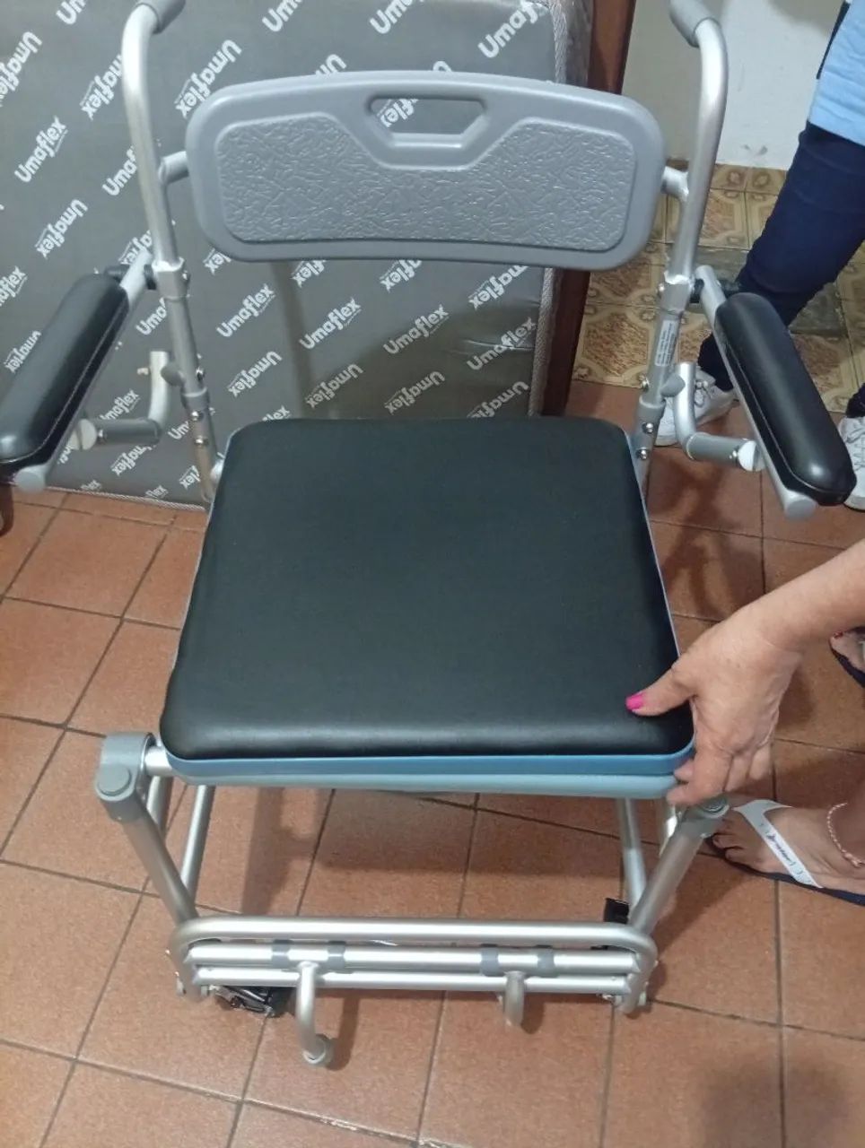 Cadeira de Banho para Idosos - Prática e Segura - Foto 3