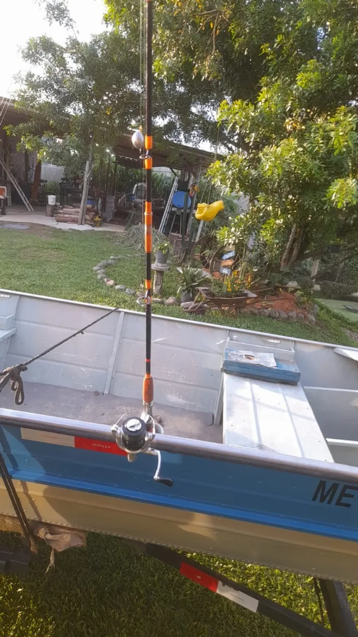 Barco de pesca 5.5mt com motor 15hp e carretinha