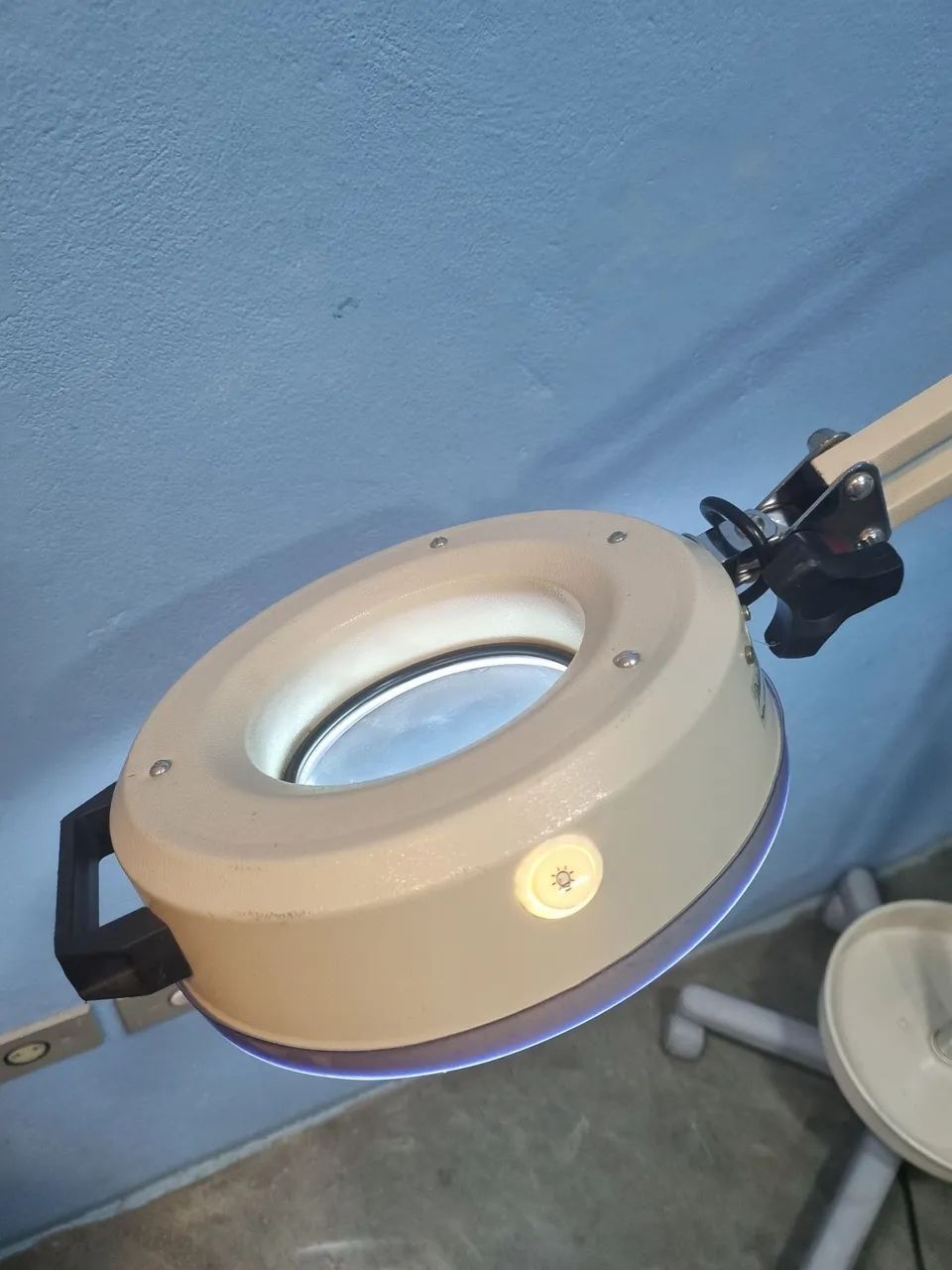 Lupa luminaria articulada com rodízio  - Foto 4