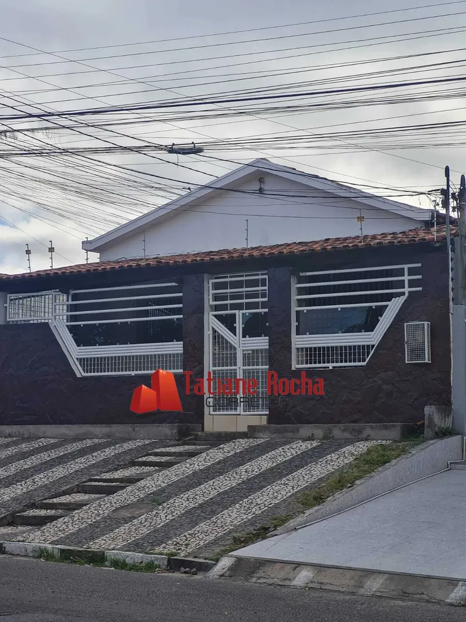 Alugo casa na Avenida Maria Quiteria.