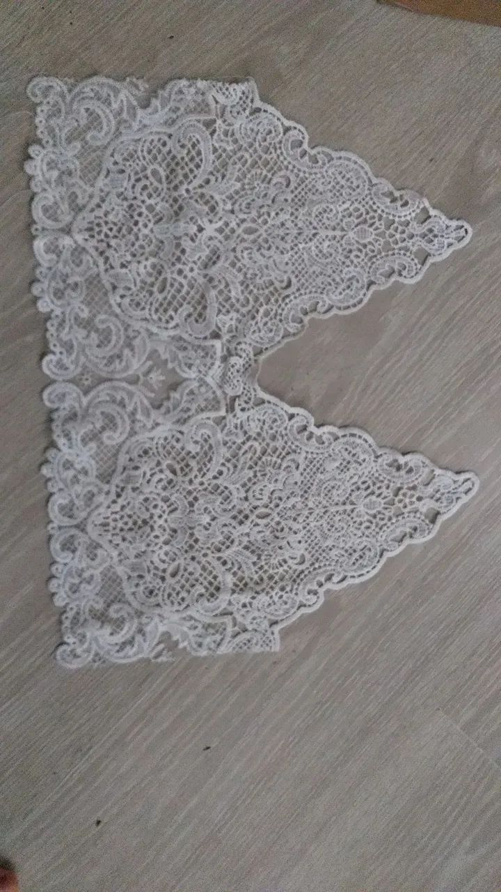 Renda Tipo Chantilly Off White/ Tamanho de cada busto 43x32 cm - Foto 2
