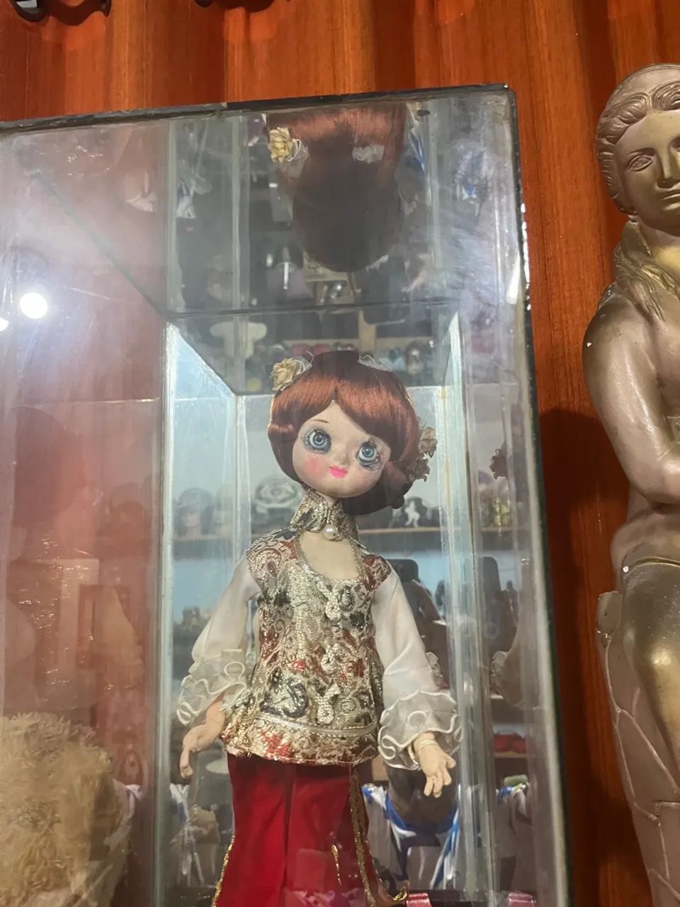 Boneca antiga em vitrine de vidro rara  - Foto 4