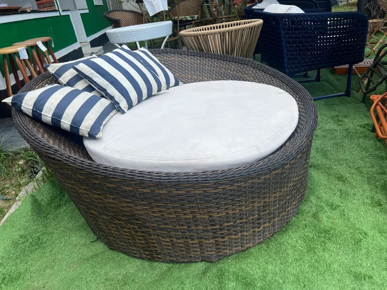 CHAISE Sofá Concha casal ,pode ficar no tempo sol ou na chuva é facil  de limpar - Foto 3