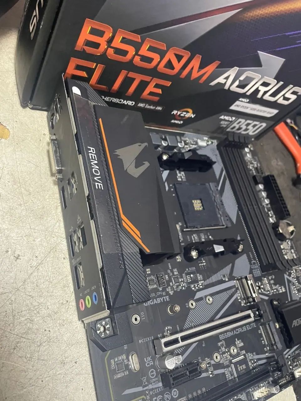 Placa mãe b550m Aorus Elite gigabyte NOVA só tirei da caixa  - Foto 2