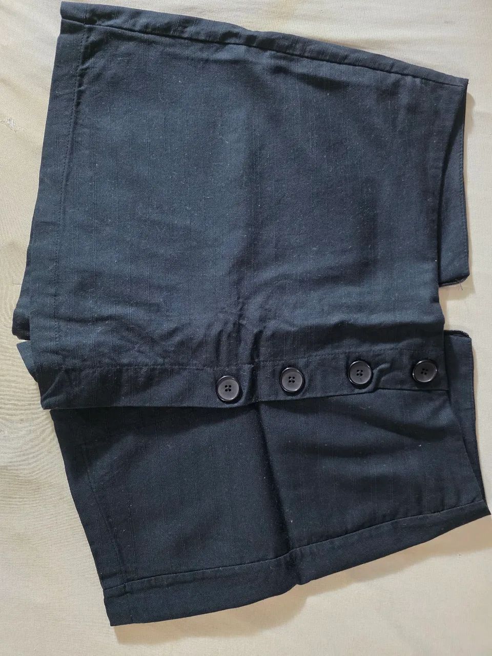 Short saia hering. Preto com botões desapego