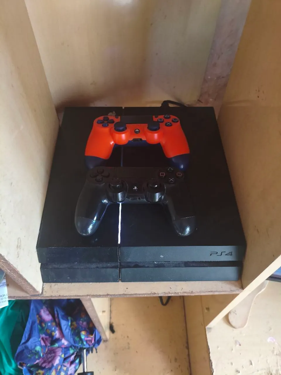 PlayStation 4 com 2 Controles - Ótimo Estado