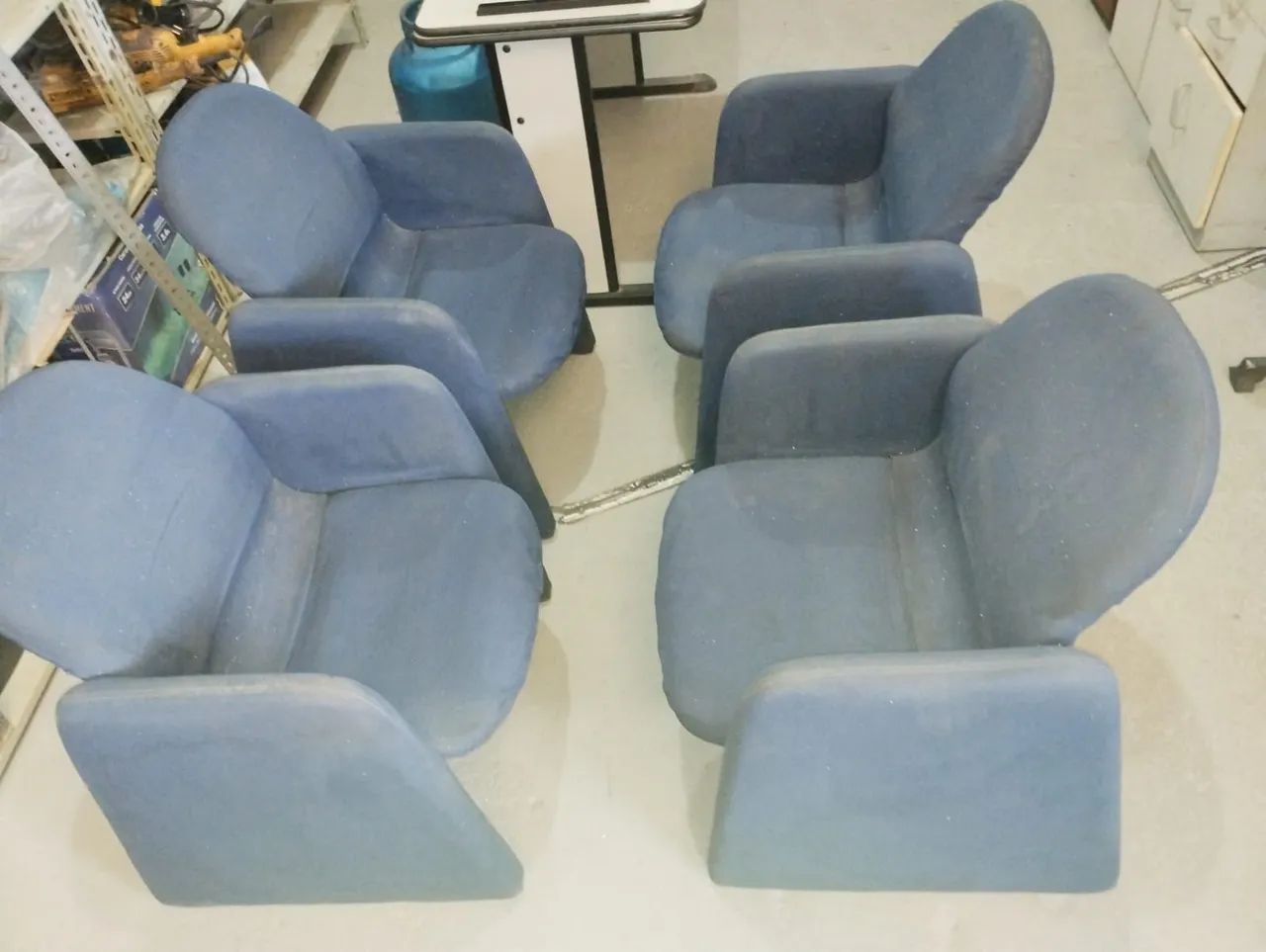 4 Poltronas para recepção (precisa de reforma)