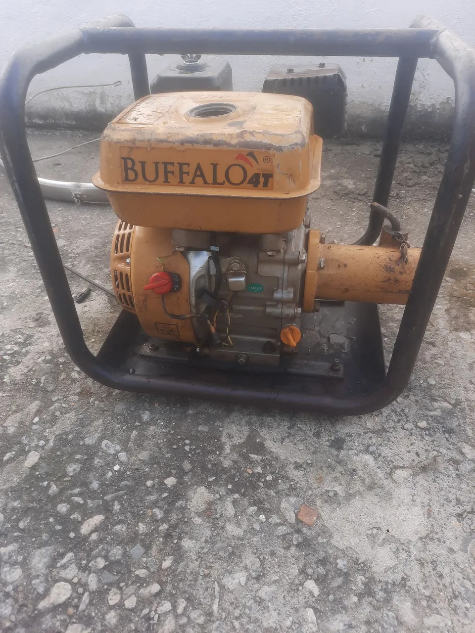 Motor a gasolina BFG 4T 6.5 CV 196 CC Partida Manual Buffalo Sucçao