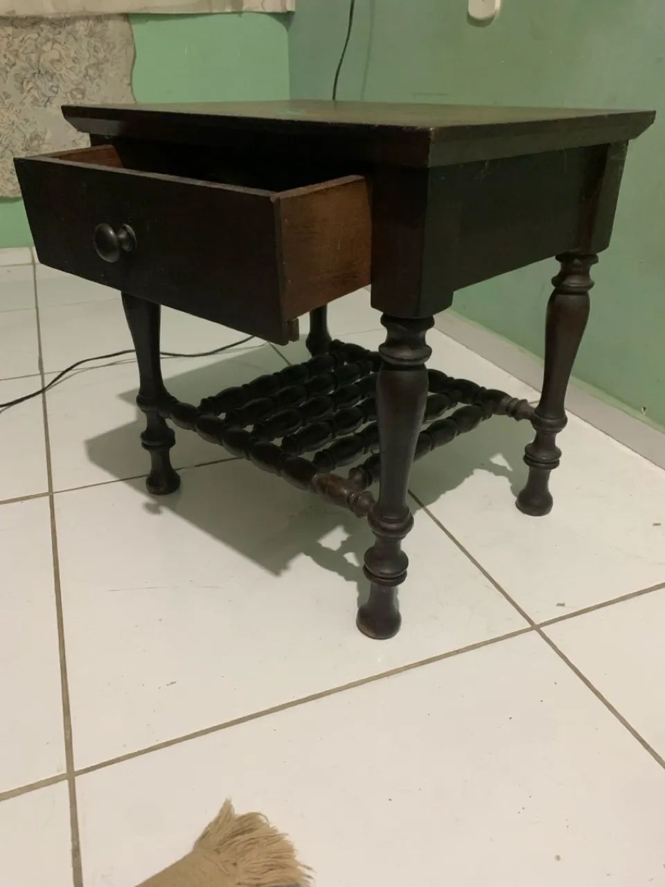 Criado-Mudo Antigo em Madeira Maciça - Estilo Vintage/Retrô - Foto 2