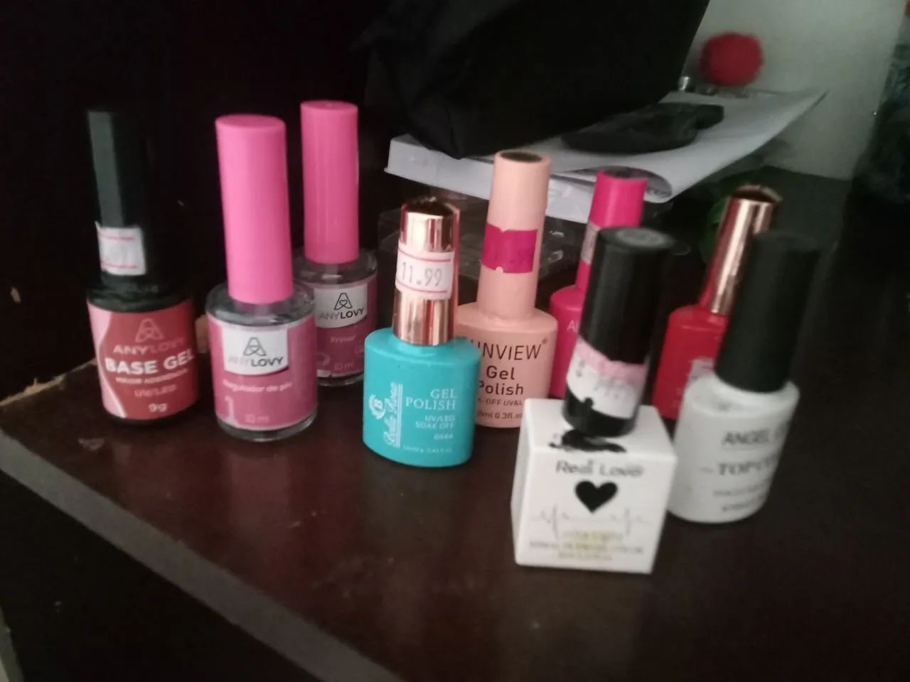 Esmalte em gel, e preparadores para unha em gel.