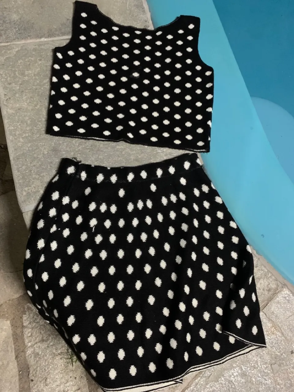 Conjunto de saia e cropped de bolinhas