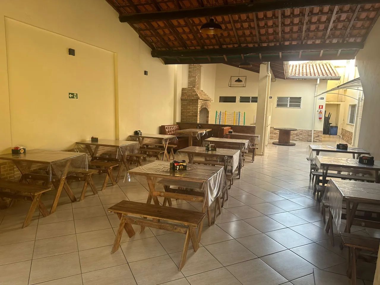 Conjunto de mesas e bancos de madeira para restaurante - Foto 5