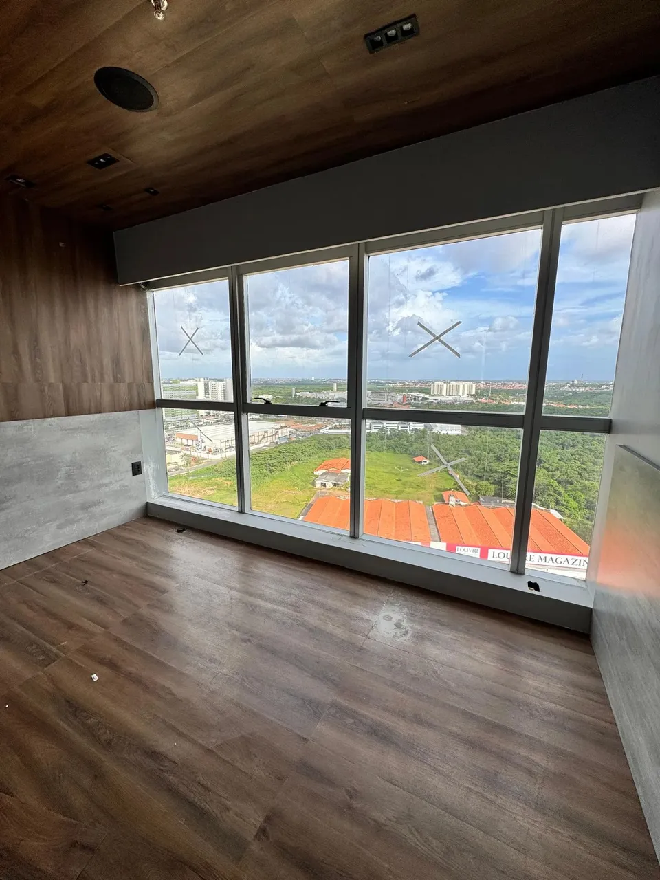 Sala comercial Office Tower com projetados