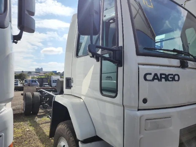 Cargo 1317 2010 chassi