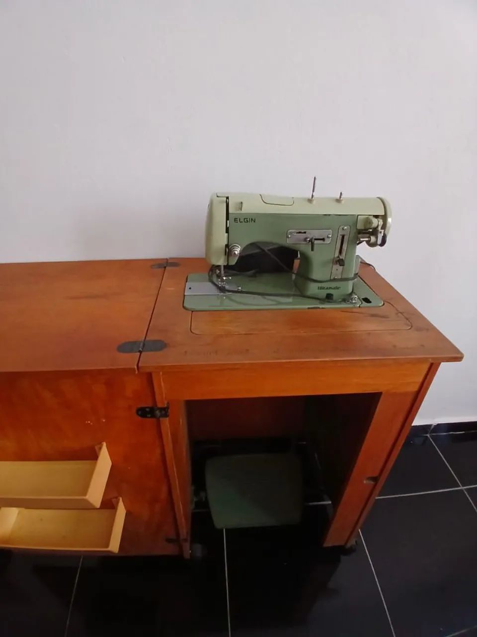 Máquina costura tem regular ponto 