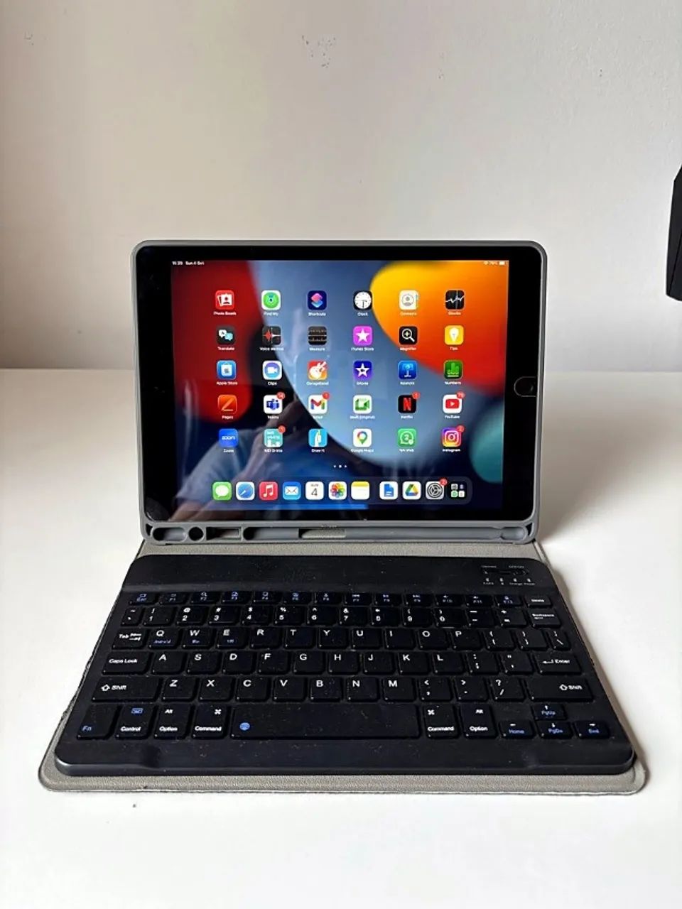 Tablet Apple iPad 9ª geração 64GB Wi-Fi + capa com teclado + caixa