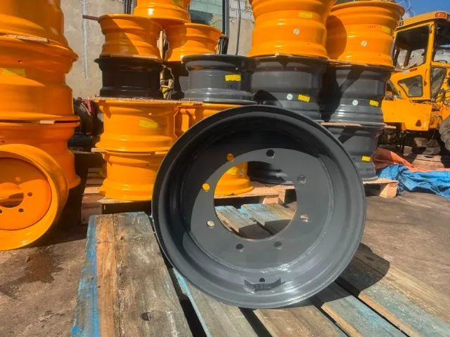Roda dianteira 4x4 - 9x18, monta pneu 12,5 x 18 x 80, Retroesc. CASE 580L p/n * 1