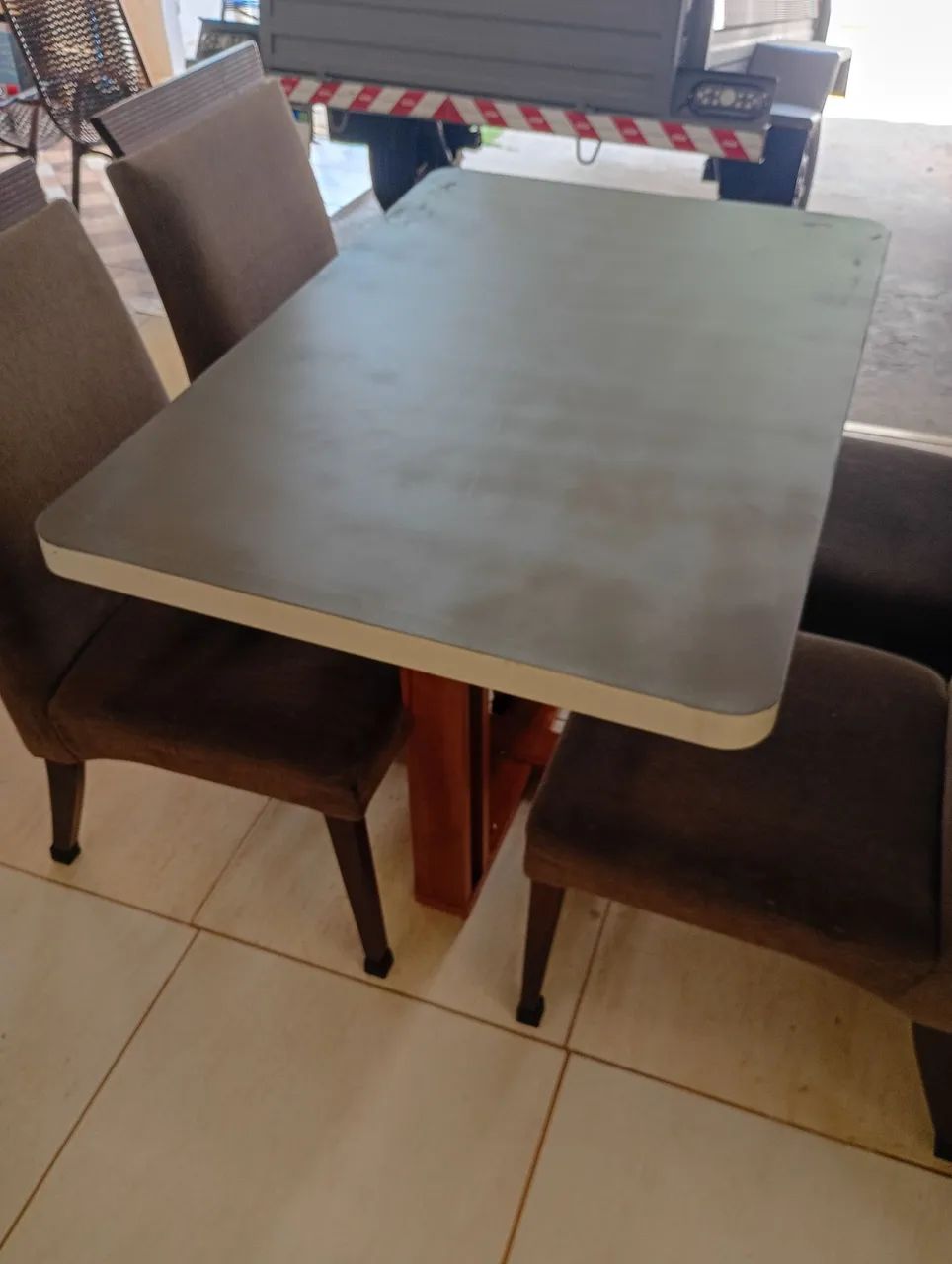 Mesa com 4 cadeiras pés de madeira entrego  - Foto 2