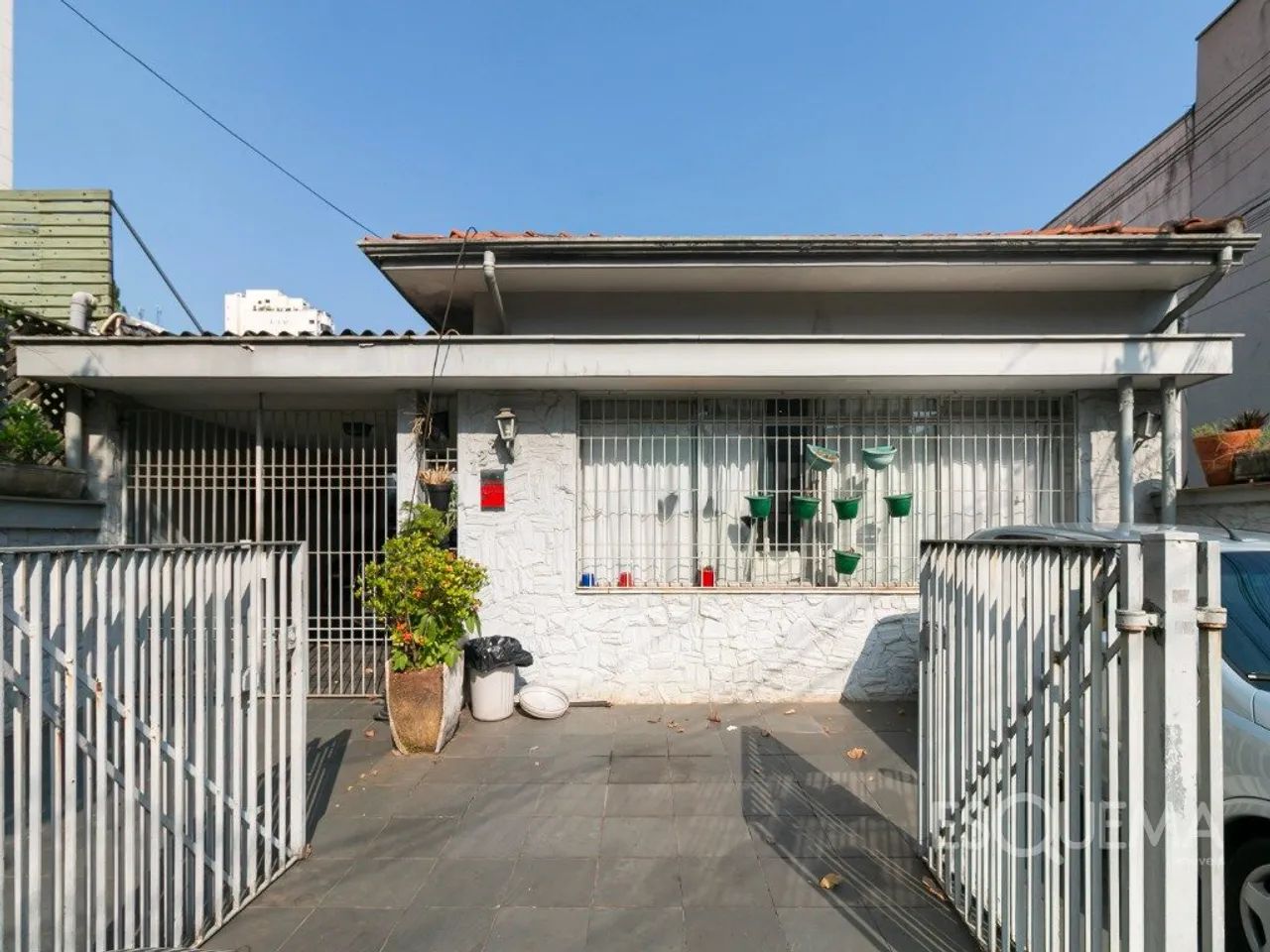 Casa em área comercial, em Moema Pássaros