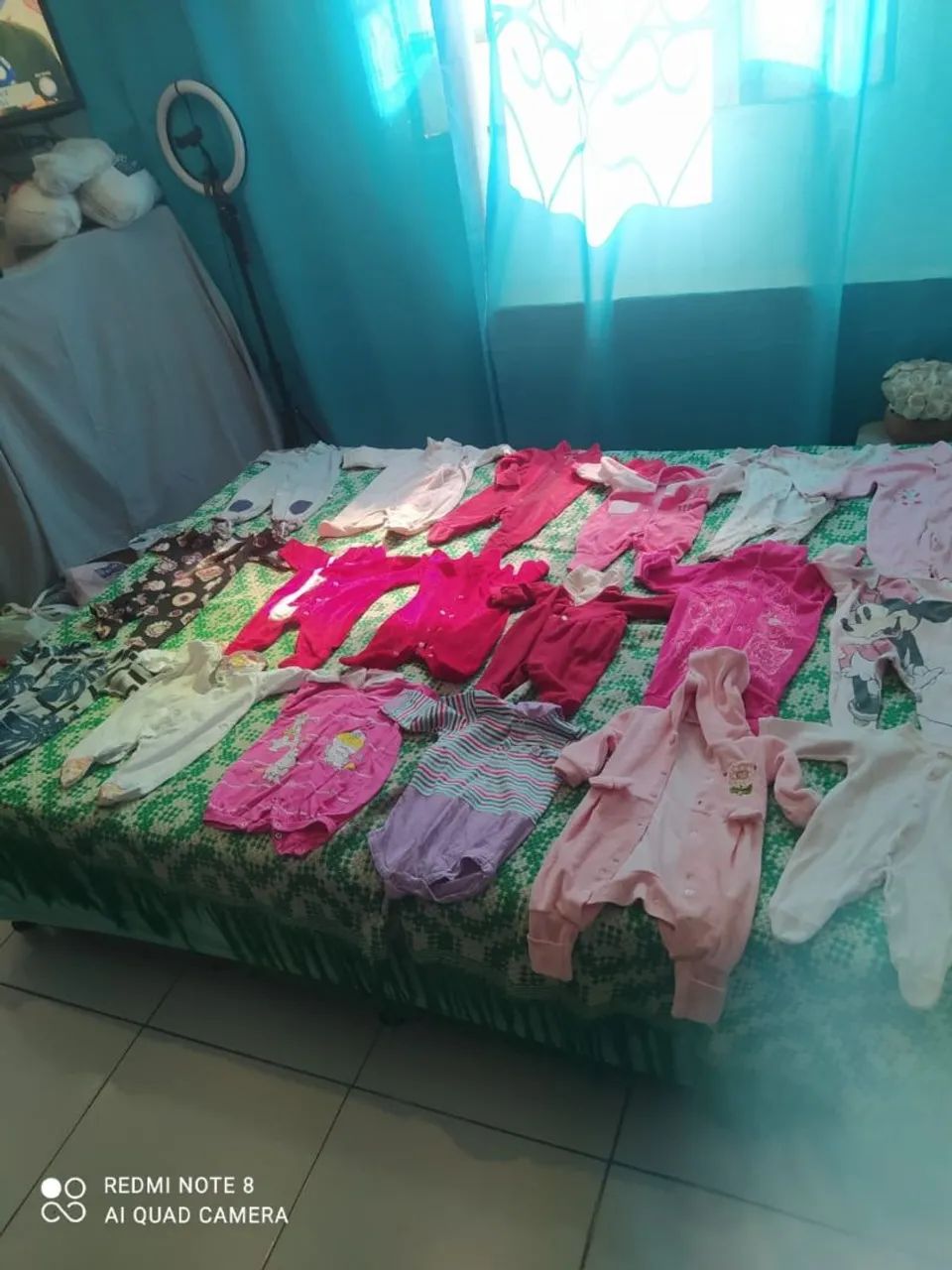 99 macacões de bebê recém nascido de menina semi novo troco por algo do meu interesse 