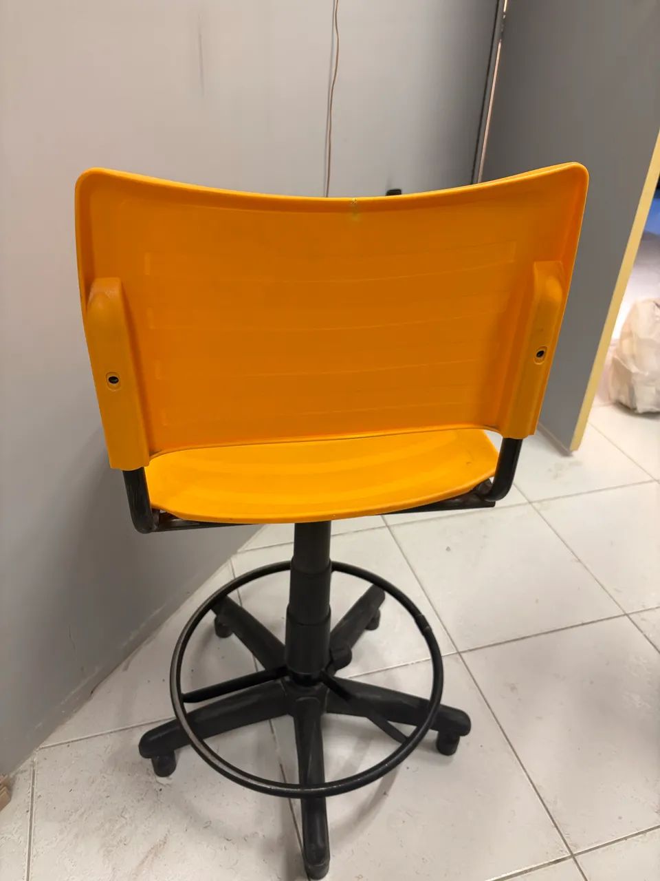 Cadeira giratória laranja  - Foto 2
