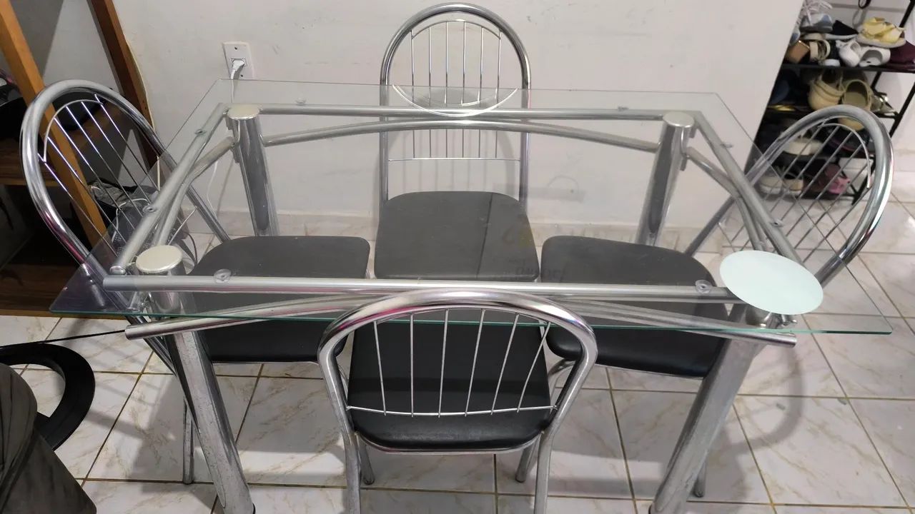 Vende-se mesa de vidro 4 cadeiras 