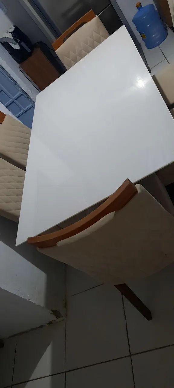 Vendo Mesa 6 cadeiras bem conservada