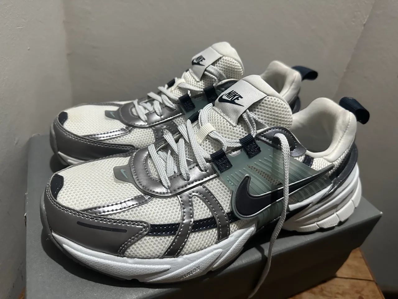 Tênis Nike V2K RUN  - Foto 6