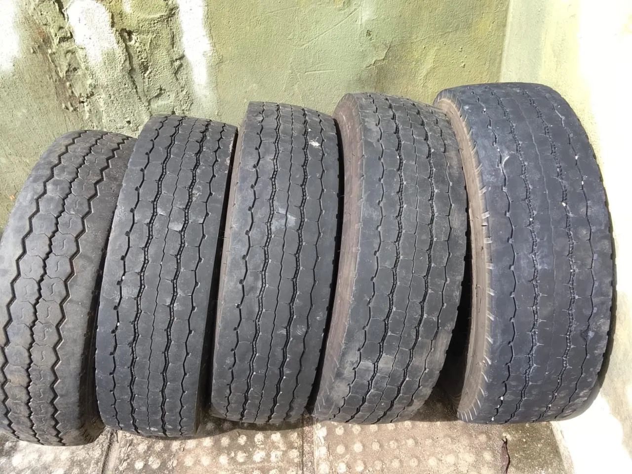 5 pneus de caminhão  