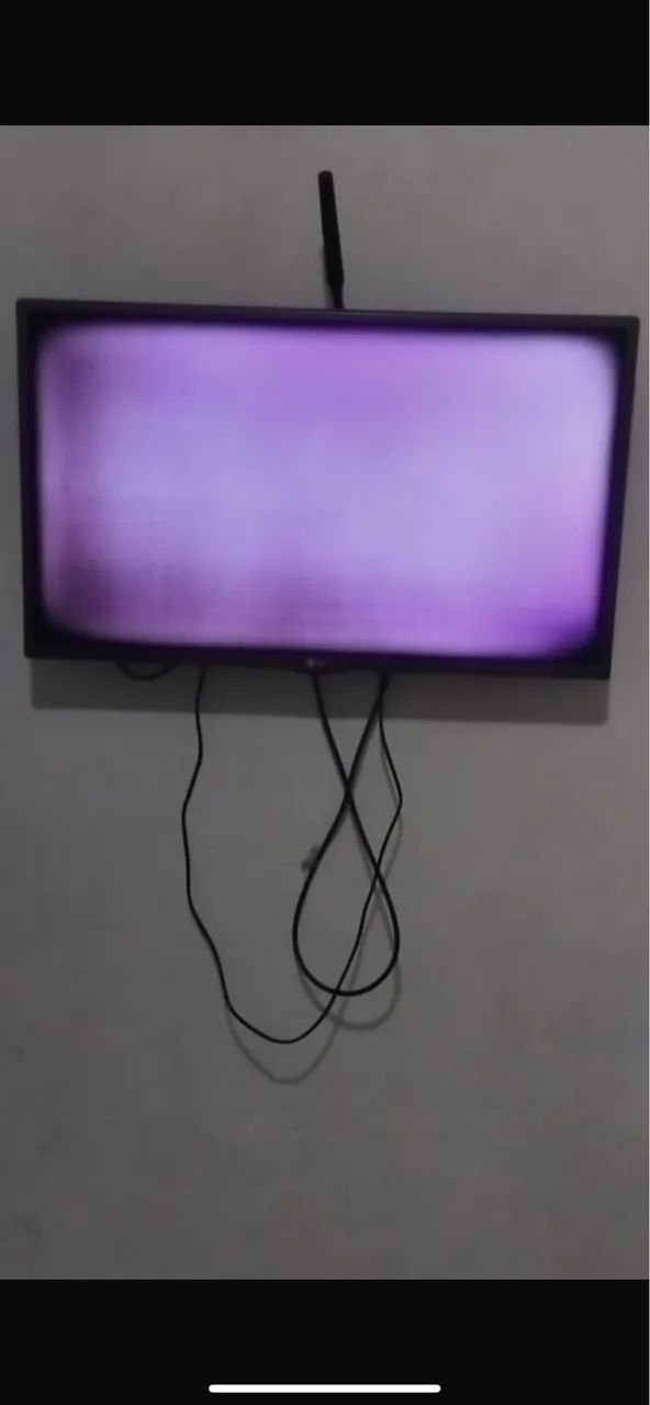 Título: TV 32" com Tela Roxa - Para Retirada de Peças*